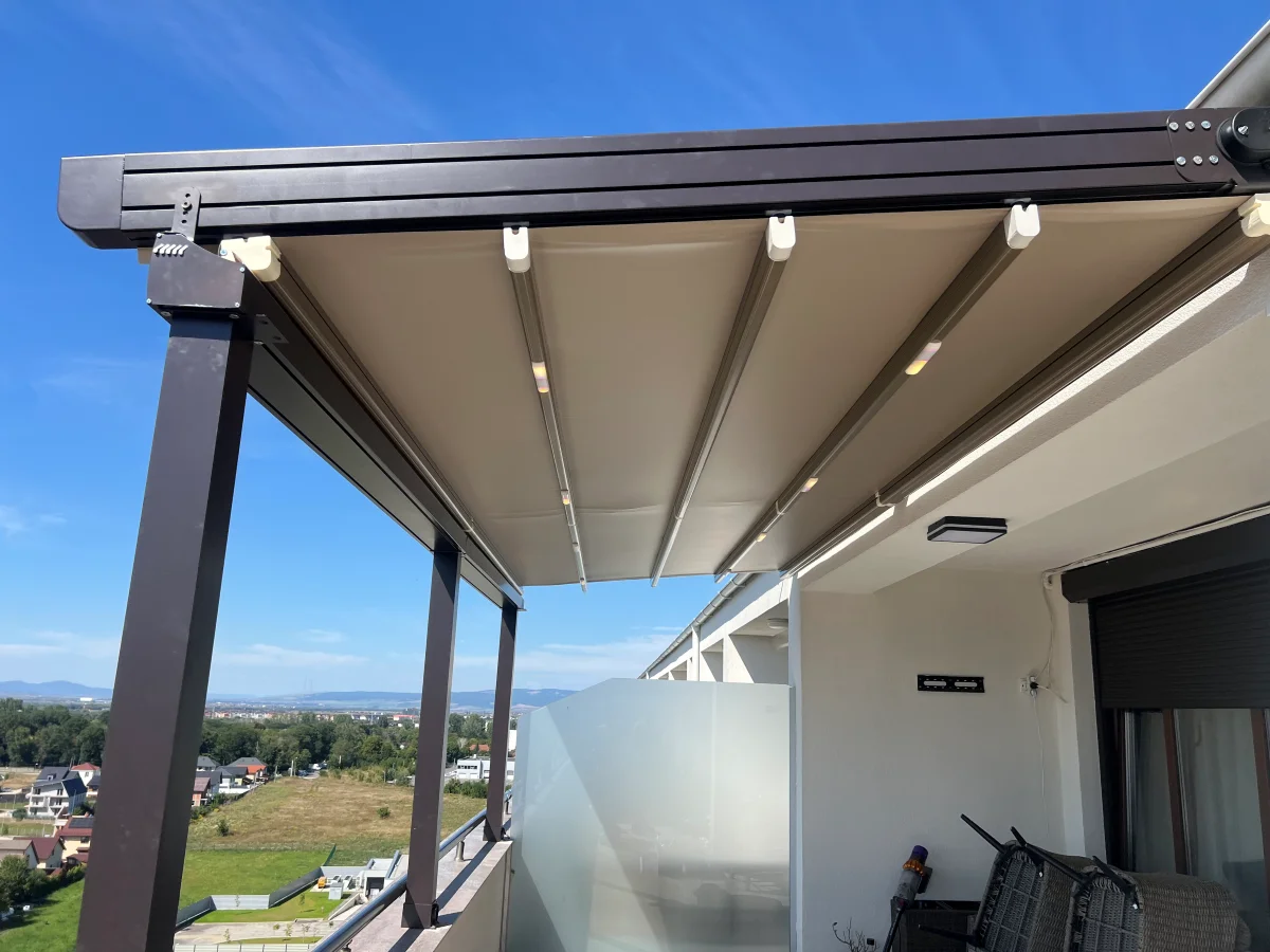 Pérgola retráctil automatizada Pérgola retráctil de aluminio con techo móvil e iluminación LED en una terraza